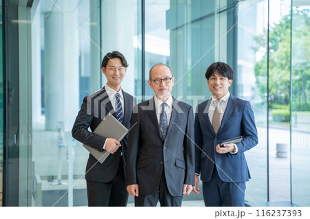 代表取締役社長と男性ビジネスマン 代表取締役社長と男性ビジネスマン 116237393