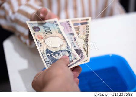お札を出す男性 お札を出す男性 116237582