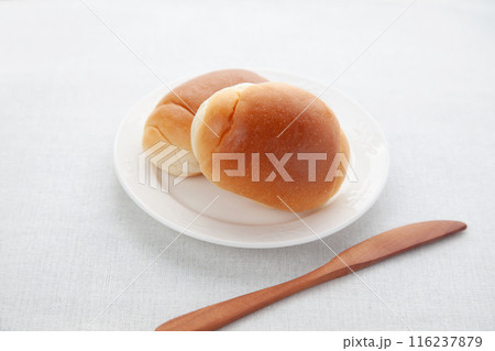 ロールパン バターロール テーブル 116237879