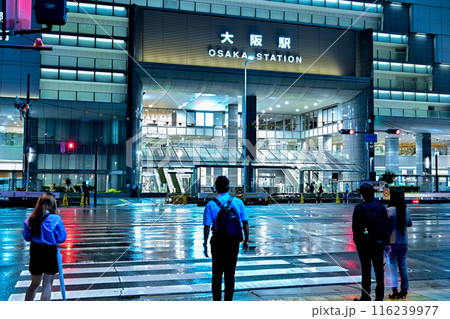 雨上がり直後の大阪駅 116239977