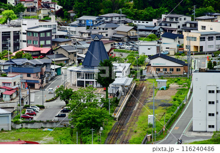 山形県　大江町　楯山史跡公園から見下ろすJR左沢駅と交流ステーション 116240486