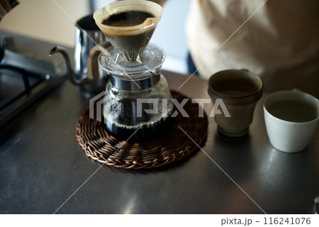 ハンドドリップでコーヒーを淹れているところ ハンドドリップでコーヒーを淹れているところ 116241076