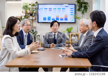 取締役会で意見を述べる女性の社外取締役_2 116241198