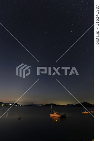 瀬戸内の秋の星景　漁港の空に昇る金星 116241587