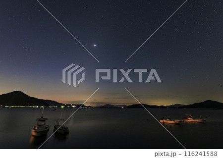 瀬戸内の秋の星景　漁港の夜明けの空に昇る金星 116241588