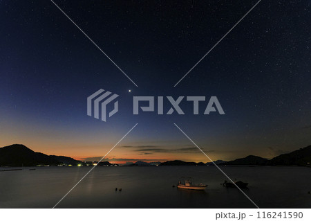 瀬戸内の秋の星景　漁港の夜明けの空に昇る金星と黄道光 116241590