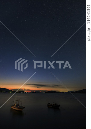瀬戸内の秋の星景　漁港の夜明けの空に昇る金星と黄道光 116241591