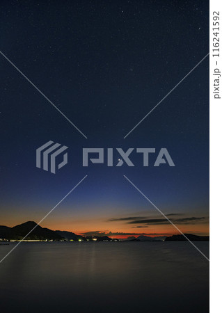 瀬戸内の秋の星景　漁港の夜明けの空に昇る金星と黄道光 116241592