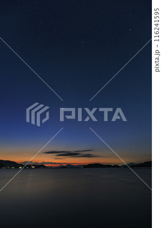 瀬戸内の秋の星景　漁港の夜明けの空に昇る金星と黄道光 116241595