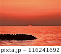 日本海の夕日　新潟県上越市の海で撮影した夕日です。太陽が四角になってたのが珍しいです。 116241692