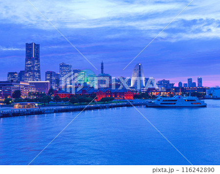 横浜みなとみらい地区の夜景　ランドマークタワー　赤レンガ倉庫　観覧車 116242890