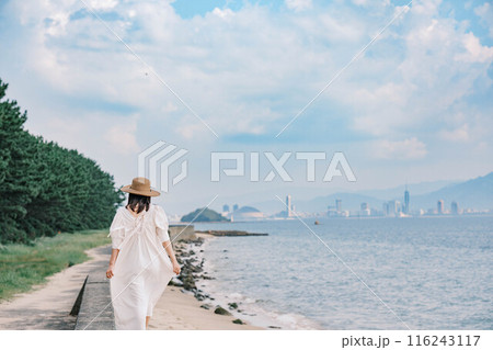 海を楽しむ若い女性 海を楽しむ若い女性 116243117