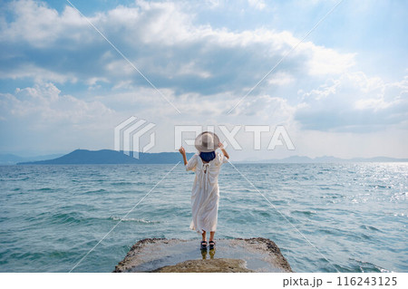 海を楽しむ若い女性 116243125