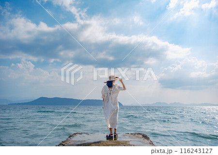 海を楽しむ若い女性 116243127