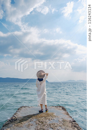 海を楽しむ若い女性 116243134