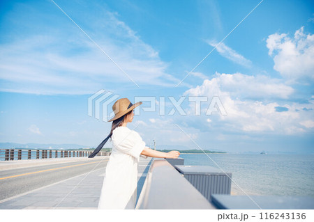 海を楽しむ若い女性 116243136