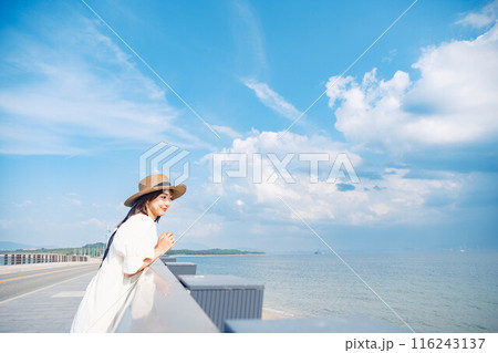 海を楽しむ若い女性 116243137