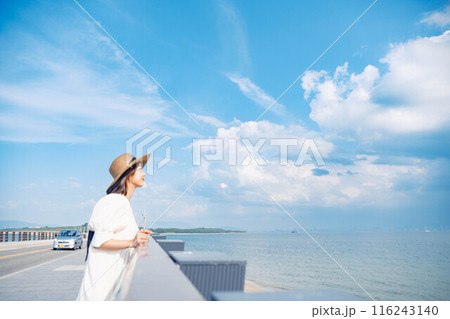海を楽しむ若い女性 116243140