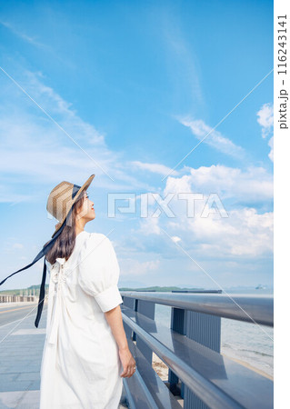 海を楽しむ若い女性 116243141