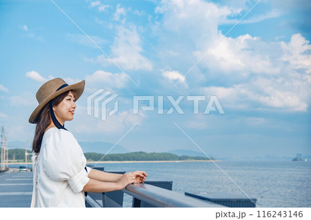 海を楽しむ若い女性 116243146