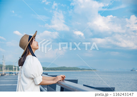 海を楽しむ若い女性 海を楽しむ若い女性 116243147