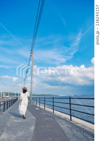 海を楽しむ若い女性 116243157