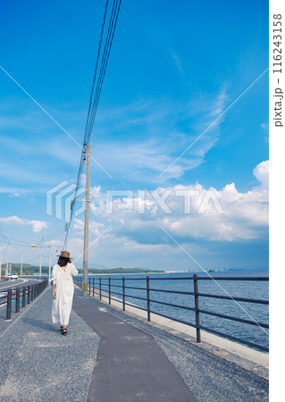 海を楽しむ若い女性 116243158