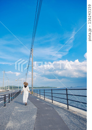 海を楽しむ若い女性 116243159