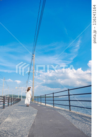 海を楽しむ若い女性 海を楽しむ若い女性 116243164