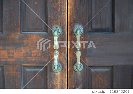 重厚な木製扉 116243201
