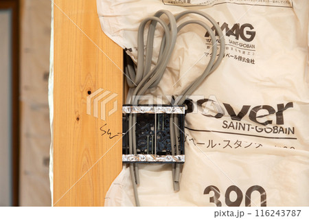 新築住宅の建築現場の電気配線ケーブル 116243787