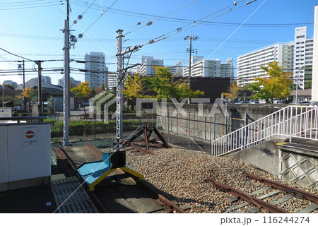 阪神電気鉄道の武庫川線：終点の「武庫川団地前駅」ホームから眺めた線路端 116244274