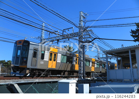 阪神電気鉄道の武庫川線：本線との接続駅「武庫川駅」、本線を走る1000系車両 116244283