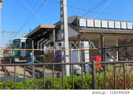 阪神電気鉄道の武庫川線：終点の「武庫川団地前駅」駅前歩道からの眺め 116244284