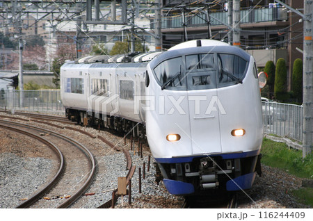 JR京都線を行く関空特急はるか：281系電車 116244409