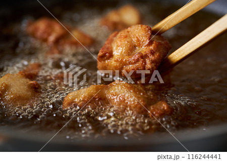 鶏の唐揚げを揚げる 116244441