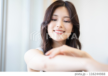 黒髪ロングヘアの若い女性（ビューティーイメージ、スキンケア、白いノースリーブ、窓際、自然光） 116244988