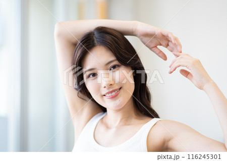 黒髪ロングヘアの若い女性（ビューティーイメージ、白いノースリーブ、窓際、自然光） 116245301
