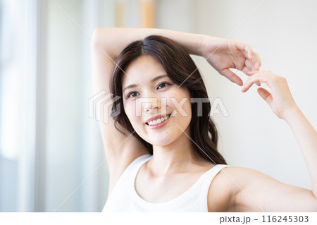 黒髪ロングヘアの若い女性(ビューティーイメージ、白いノースリーブ、窓際、自然光) 黒髪ロングヘアの若い女性(ビューティーイメージ、白いノースリーブ、窓際、自然光) 116245303