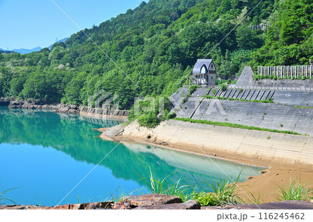 二居ダム　エメラルドグリーンの二居ダム湖　湯沢町　 116245462