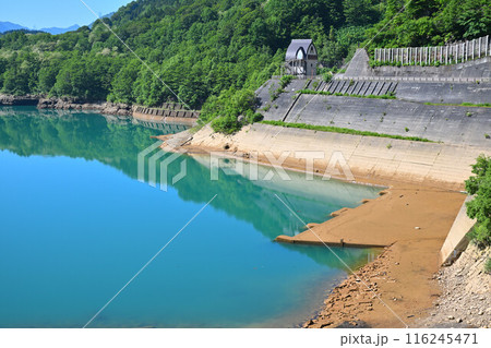 二居ダム エメラルドグリーンの二居ダム湖 湯沢町 二居ダム エメラルドグリーンの二居ダム湖 湯沢町 116245471