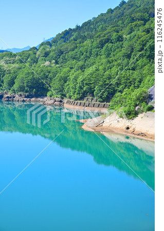 二居ダム　エメラルドグリーンの二居ダム湖　湯沢町　 116245476