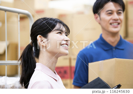 倉庫で働く女性スタッフ 116245630