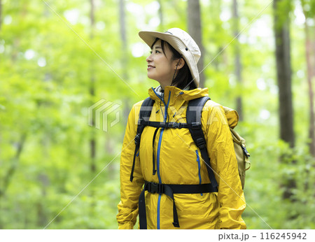 登山をする女性 116245942