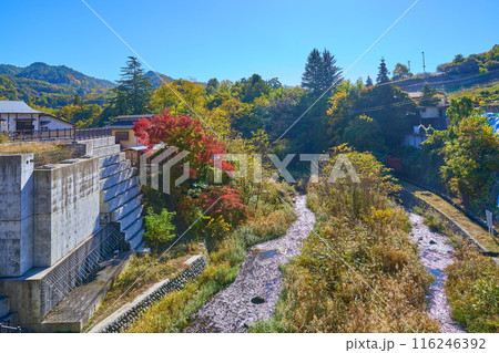秋の山梨県甲府市と甲斐市に架かり昇仙峡の入口となる長潭橋(ながとろばし）から荒川を見る 116246392
