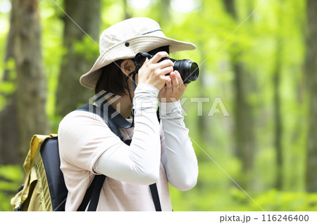 ハイキング中に写真を撮る女性 116246400