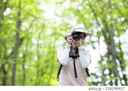 ハイキング中に写真を撮る女性 ハイキング中に写真を撮る女性 116246427