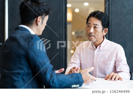 相談するミドルの男性 116246499