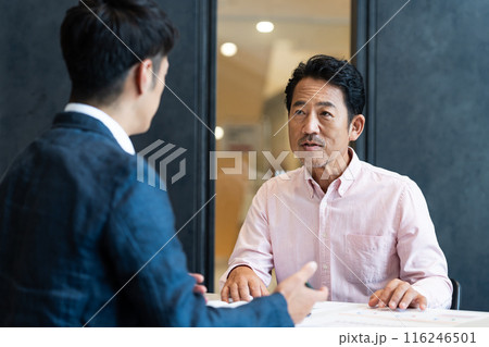 相談するミドルの男性 116246501