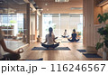 ヨガスタジオでヨガをする若い女性 116246567